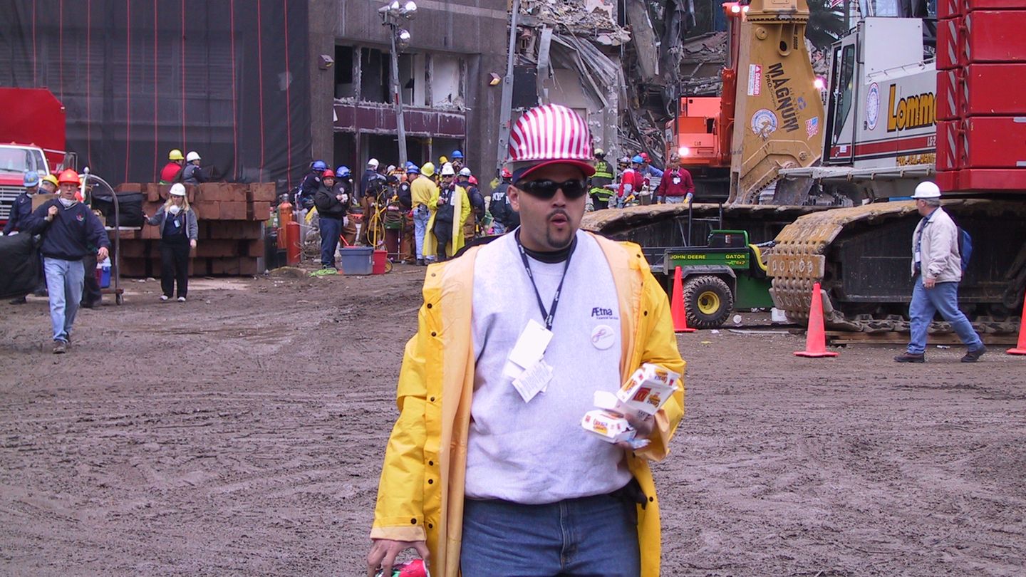 Ein Arbeiter mit Helm und gelber Regenjacke