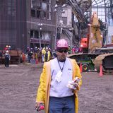 Ein Arbeiter mit Helm und gelber Regenjacke