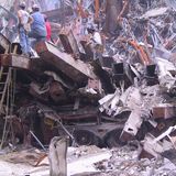 Ein Fahrzeug ist unter all dem Stahl begraben. Der Abtransport des Schrotts ist eine logistische Herausforderung.