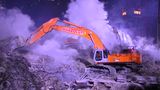 Bagger wirbeln im nächtlichen Einsatz Staub auf