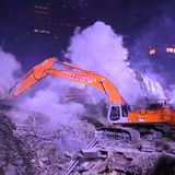 Bagger wirbeln im nächtlichen Einsatz Staub auf