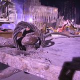 Ein dickes Stahlseil über einem Poller