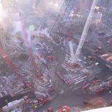 Feuerwehrwagen, Kräne und Bagger im Einsatz