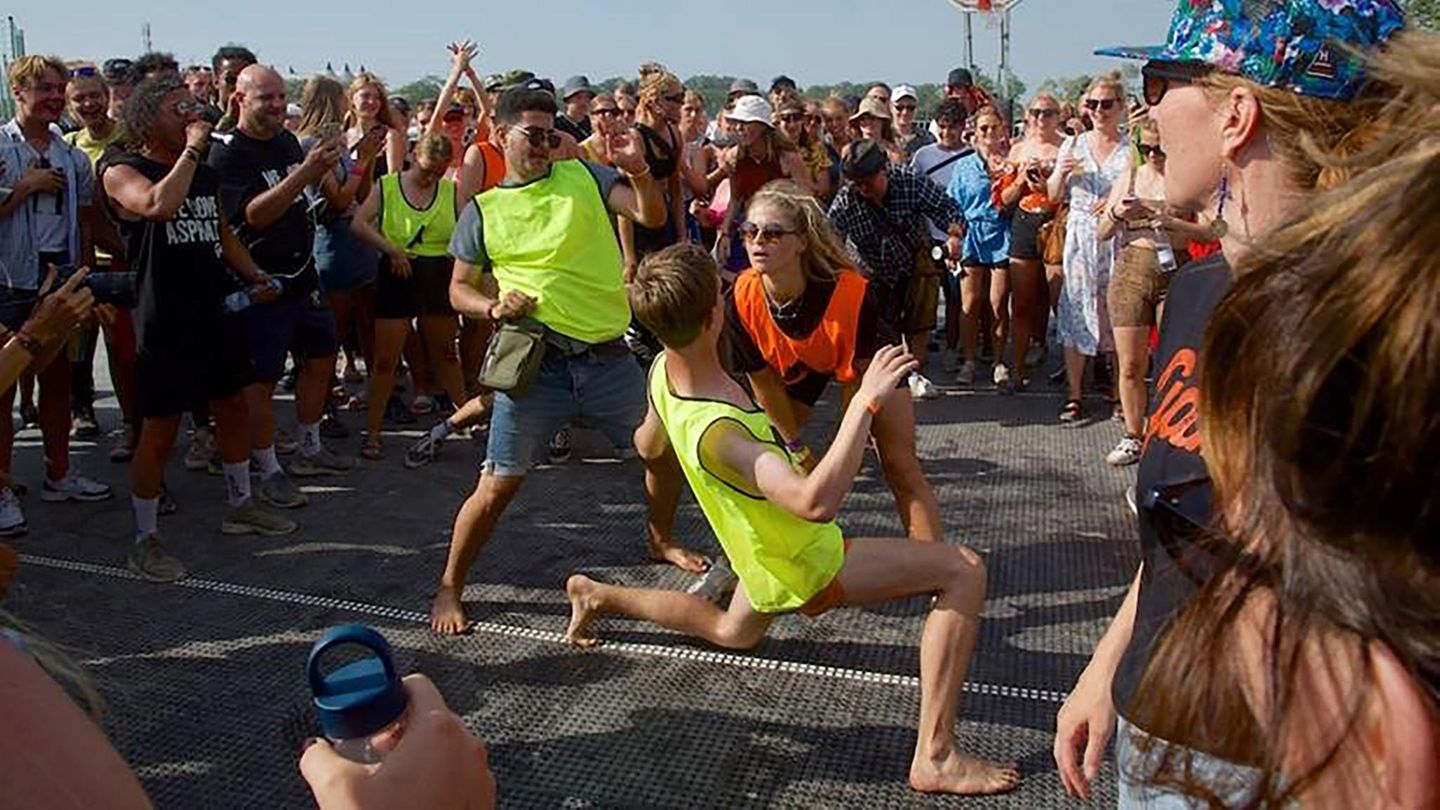 Beim Twerking-Workshop wird sich warm gemacht.