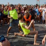 Beim Twerking-Workshop wird sich warm gemacht.