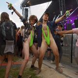 Borat lässt grüßen. Wenig schmeichelhafte Kostüme sind bei vielen Festival-Gängern auch in diesem Jahr hoch im Kurs.