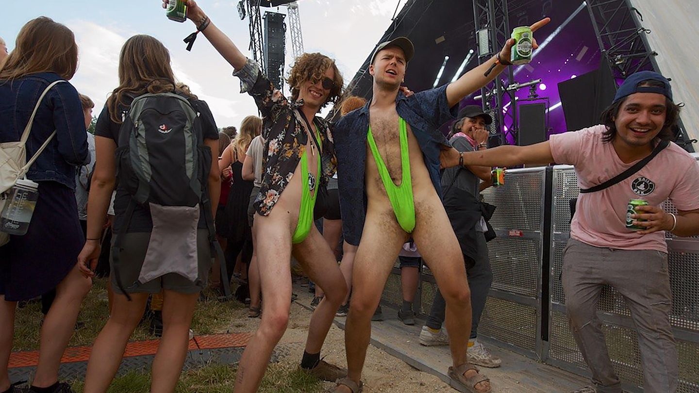 Borat lässt grüßen. Wenig schmeichelhafte Kostüme sind bei vielen Festival-Gängern auch in diesem Jahr hoch im Kurs.