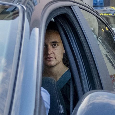 Sea-Watch-Kapitänin Carola Rackete in einem Polizeiwagen