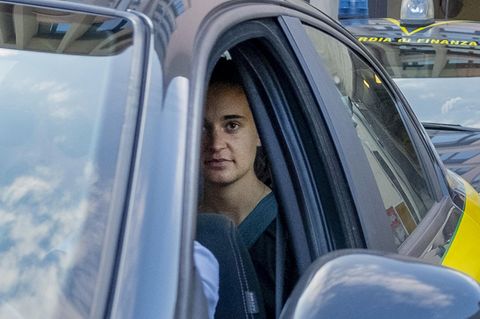 Sea-Watch-Kapitänin Carola Rackete in einem Polizeiwagen