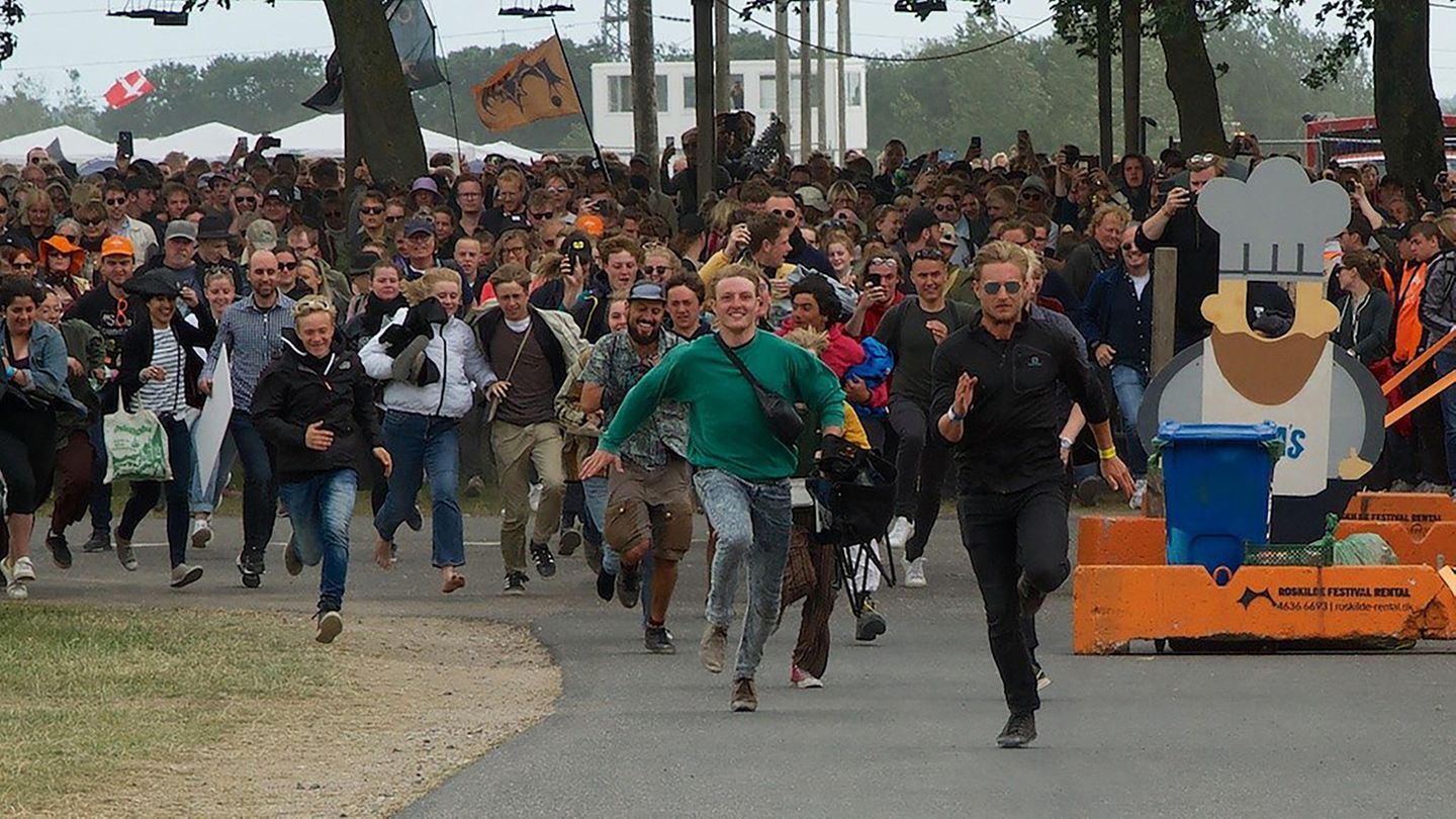 Einlass zum eigentlichen Festival Gelände: Wer zuerst die Orange Bühne erreicht bekommt Freikarten fürs nächste Jahr