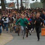 Einlass zum eigentlichen Festival Gelände: Wer zuerst die Orange Bühne erreicht bekommt Freikarten fürs nächste Jahr