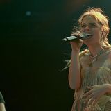 Maggie Rogers tobt über die Avalon Bühne