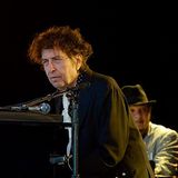 Bob Dylan mit Band. Er ist bekannt dafür, wortkarg zu sein. Dieses Jahr gab es gar keine Ansagen von ihm.