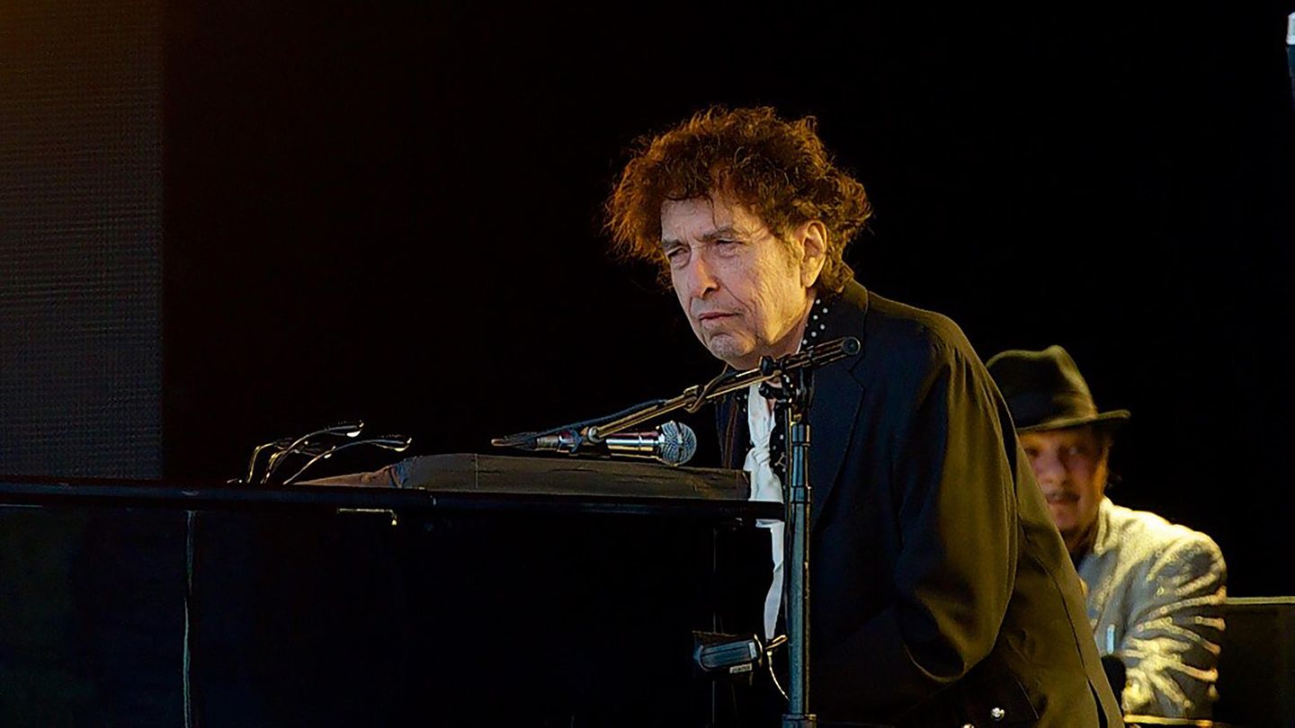 Bob Dylan mit Band. Er ist bekannt dafür, wortkarg zu sein. Dieses Jahr gab es gar keine Ansagen von ihm.