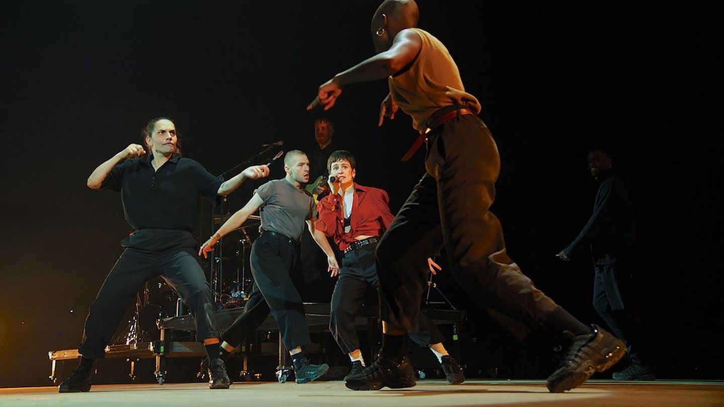 LGBTQ-Ikone Christine and the Queens im Arena Zelt. Sie zählt unter anderem Madonna zu ihren Fans