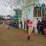 Die Siegerin des jährlich stattfindenden Nacktenrennens