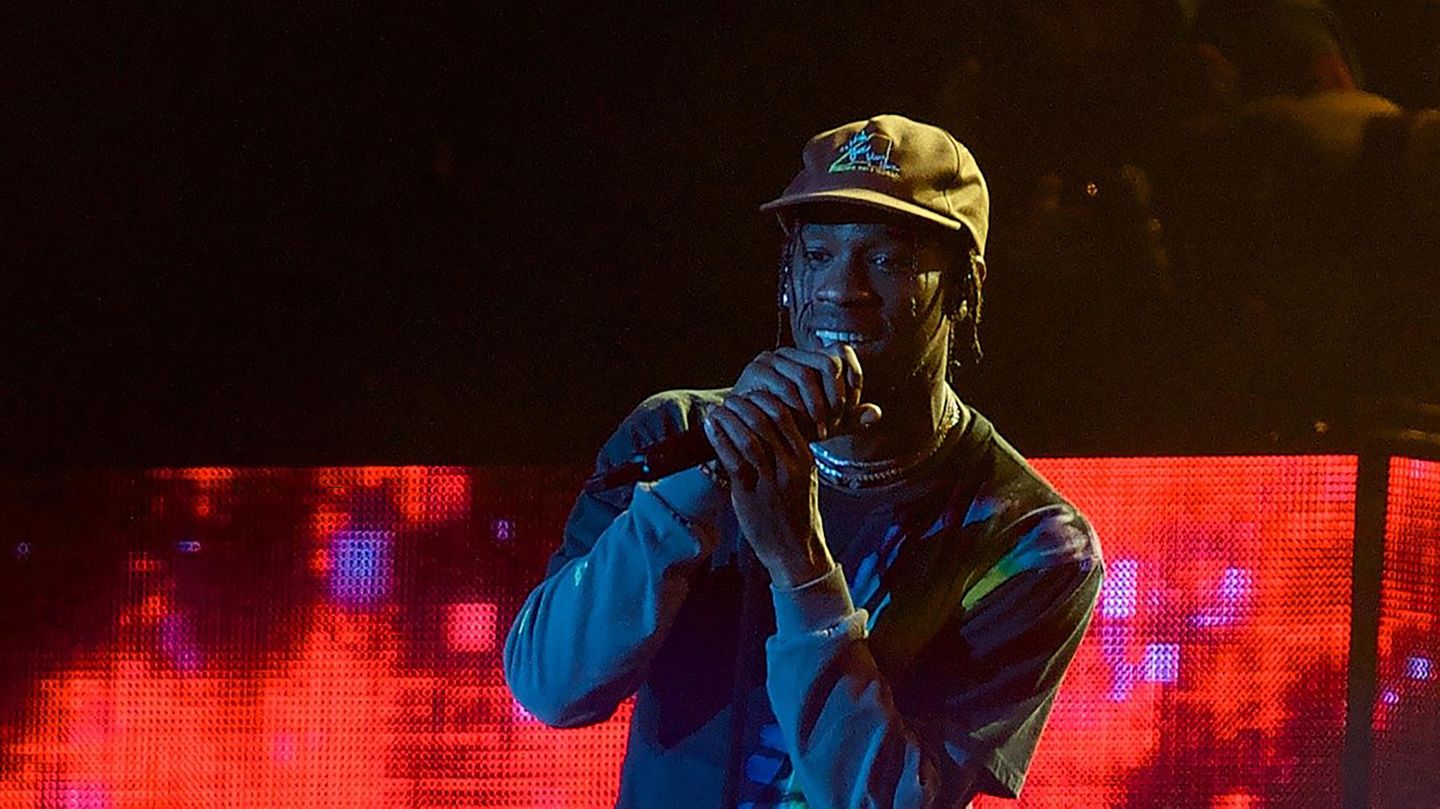 Travis Scott zerlegt spät nachts um eins die Orange Stage. Der meistgespielte Künstler auf Spotify hat auch Live so einiges zu bieten.