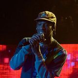 Travis Scott zerlegt spät nachts um eins die Orange Stage. Der meistgespielte Künstler auf Spotify hat auch Live so einiges zu bieten.