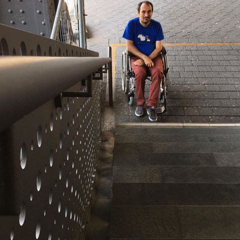 Alexander Böhm vor einer Treppe