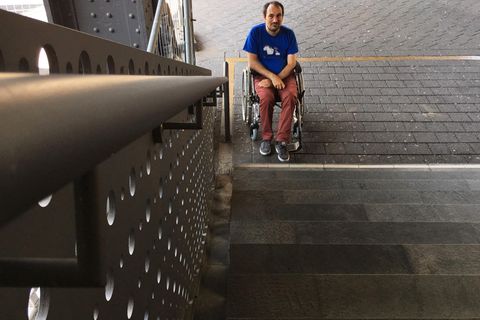 Alexander Böhm vor einer Treppe