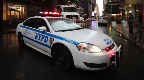 Die New Yorker Polizei transportierte die schwangere Frau in Hand- und Fußfesseln ins Krankenhaus (Symbolbild)