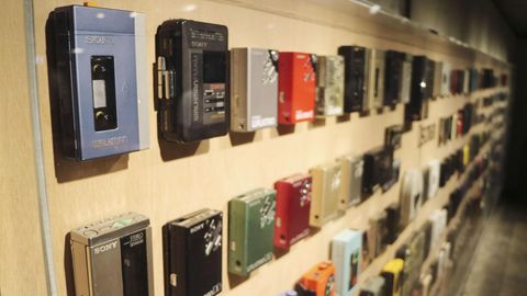 Im Ginza Sony Park in Tokio werden aus Anlass des 40. Geburtstags des Walkman diverse Modelle des ersten tragbaren Musikabspielers gezeigt.