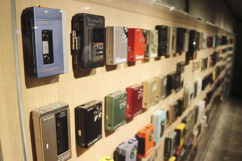Im Ginza Sony Park in Tokio werden aus Anlass des 40. Geburtstags des Walkman diverse Modelle des ersten tragbaren Musikabspielers gezeigt.