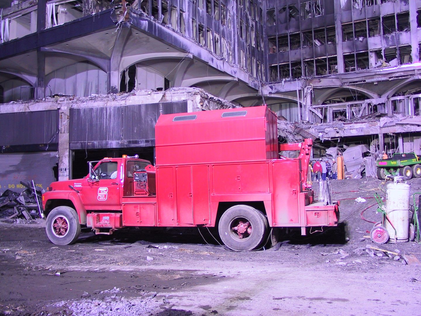 Ein roter Ford-Lkw