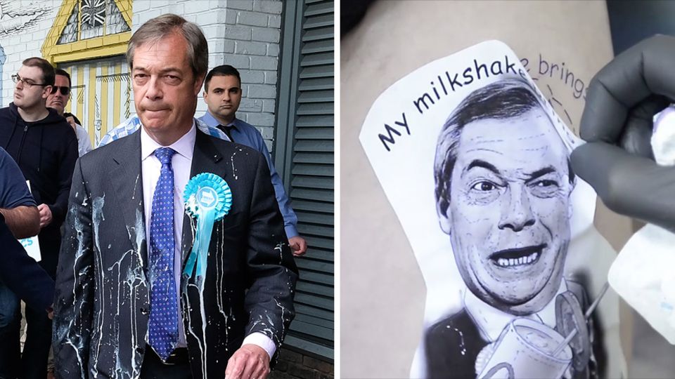 Nigel Farrage Linke steht ein Mann im Anzug, auf dem Milchshake-Flecken sind, rechte zieht eine Hand eine Tattoo-Vorlage vom Bein eines Mannes