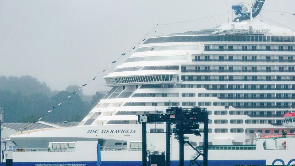 Das Kreuzfahrtschiff "MSC Meraviglia" liegt im Ostuferhafen
