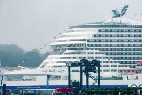 Das Kreuzfahrtschiff "MSC Meraviglia" liegt im Ostuferhafen