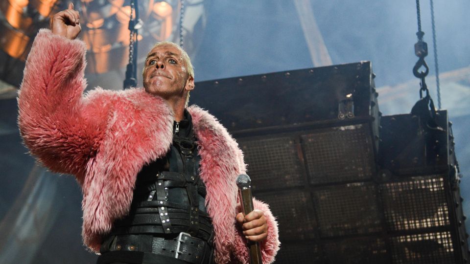 Till Lindemann in rosa Plüsch Jacke