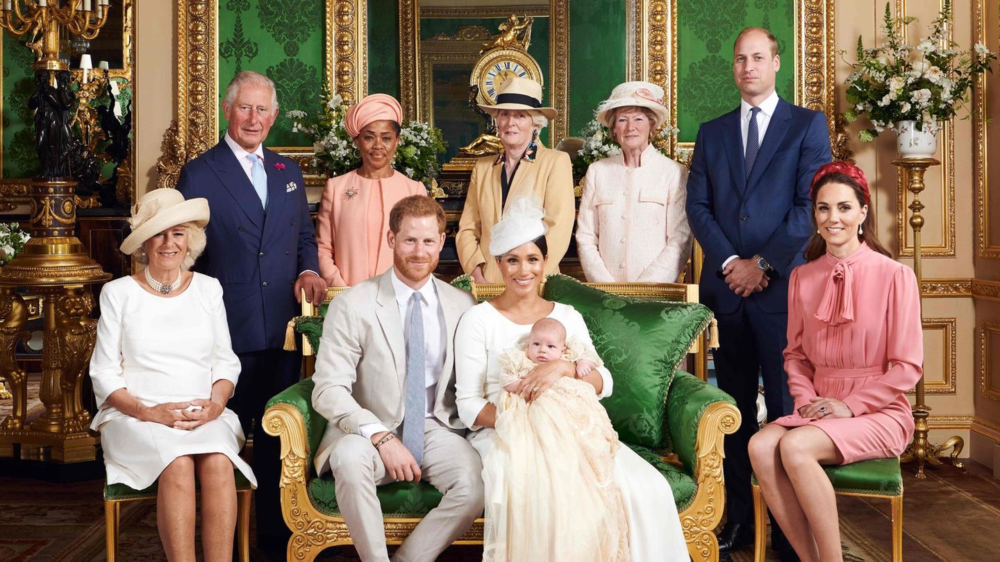 Zu Archies Taufe posieren alle gemeinsam - nur die Queen fehlt