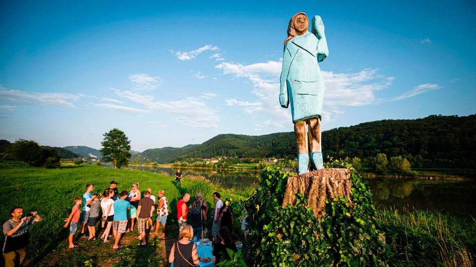 Melania Trump in Holz in ihrer Heimat Slowenien Melania Trump in Holz in ihrer Heimat Slowenien