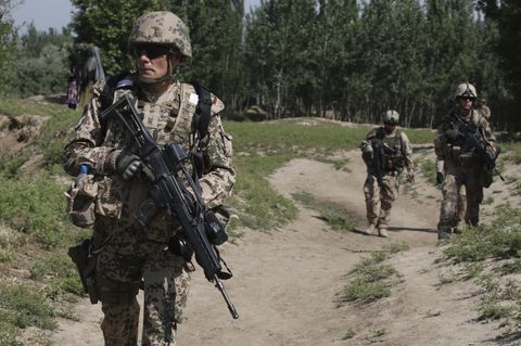 Deutsche Soldaten der Task Force Kunduz führen eine Patrouille durch Afghanistan