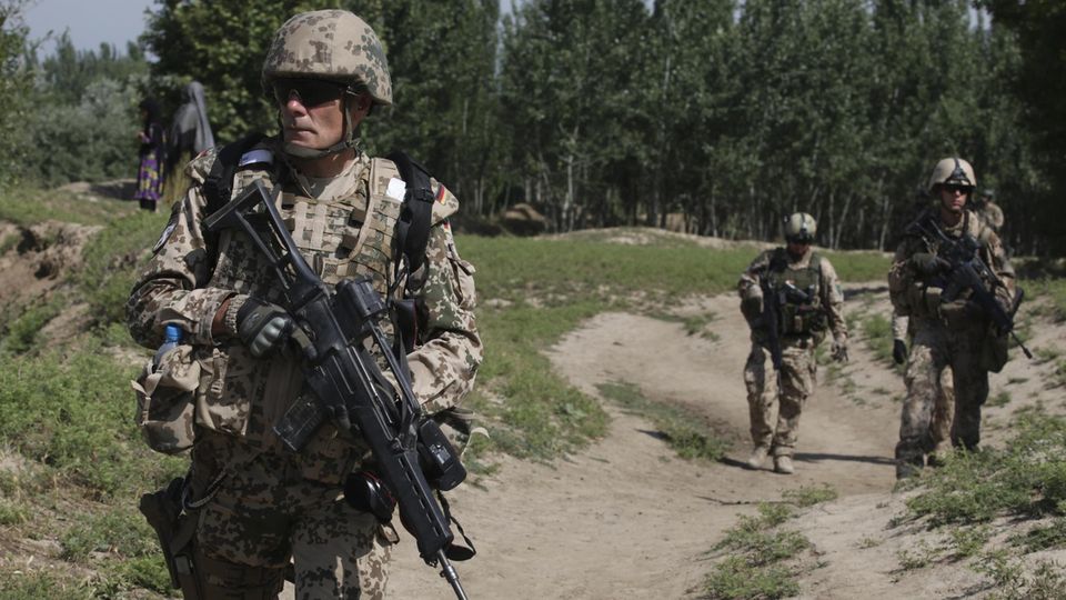 Deutsche Soldaten der Task Force Kunduz führen eine Patrouille durch Afghanistan