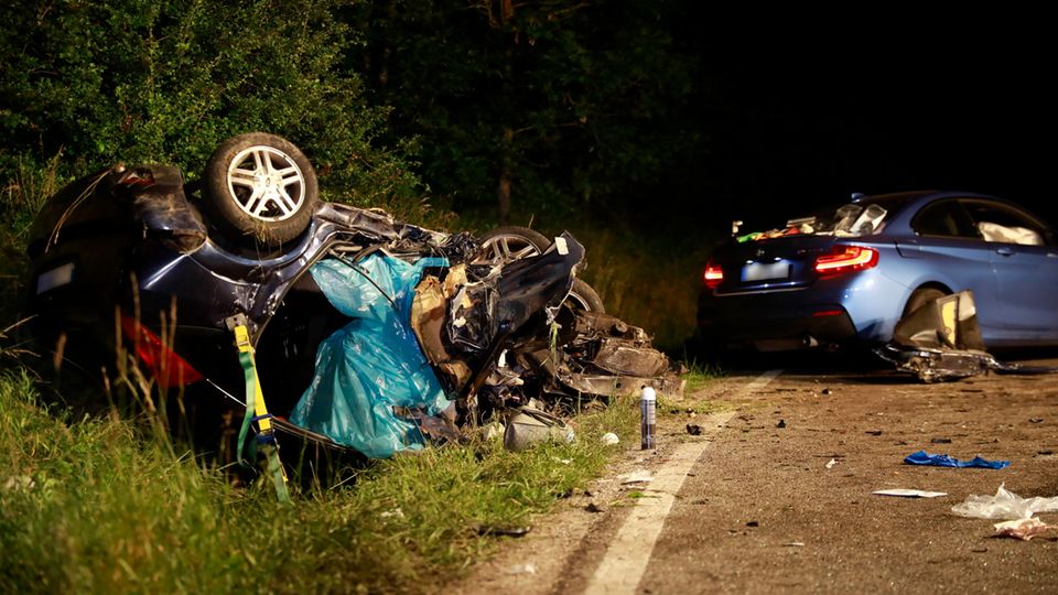 Bei einem schweren Autounfall in Baden-Württemberg sind drei Menschen getötet worden