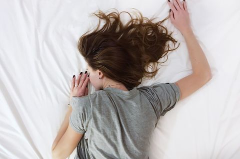 Frau liegt im Bett