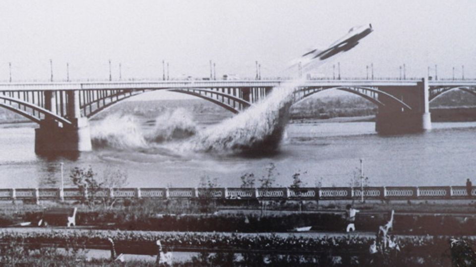 Mutprobe von 1959: Genau so berühmt ist dieses Bild: Eine Mig taucht in Sibirien unter einer Brücke durch. Doch leider ist es eine Montage. Genau so berühmt ist dieses Bild: Eine Mig taucht in Sibirien unter einer Brücke durch. Doch leider ist es eine Montage.