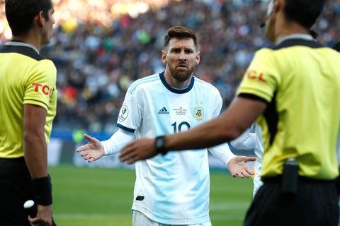 Lionel Messi sieht Rot und versteht die Welt nicht mehr
