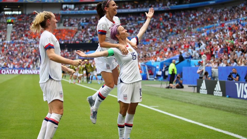 Megan Rapinoe (r.) erzielte den ersten Treffer für die US-Amerikanerinnen gegen die Niederlande im WM Finale in Lyon Megan Rapinoe (r.) erzielte den ersten Treffer für die US-Amerikanerinnen gegen die Niederlande im WM Finale in Lyon