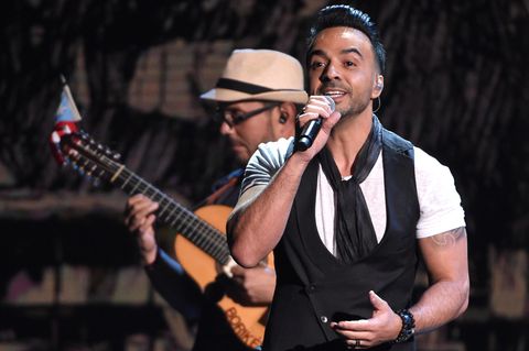 Der Puerto Ricaner Luis Fonsi präsentiert nach der Verleihung der 18. Latin Grammy Awards 2017 sein prämierten Song "Despacito"