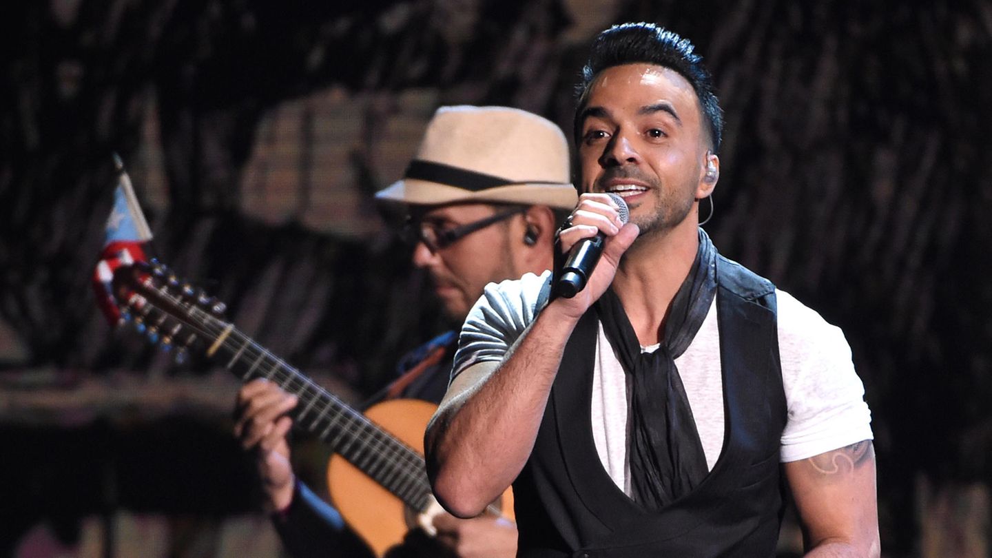Der Puerto Ricaner Luis Fonsi präsentiert nach der Verleihung der 18. Latin Grammy Awards 2017 sein prämierten Song "Despacito"