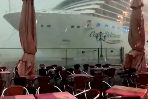Venedig: Kreuzfahrtschiff schrammt an Pier vorbei