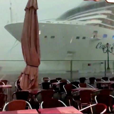 Venedig: Kreuzfahrtschiff schrammt an Pier vorbei