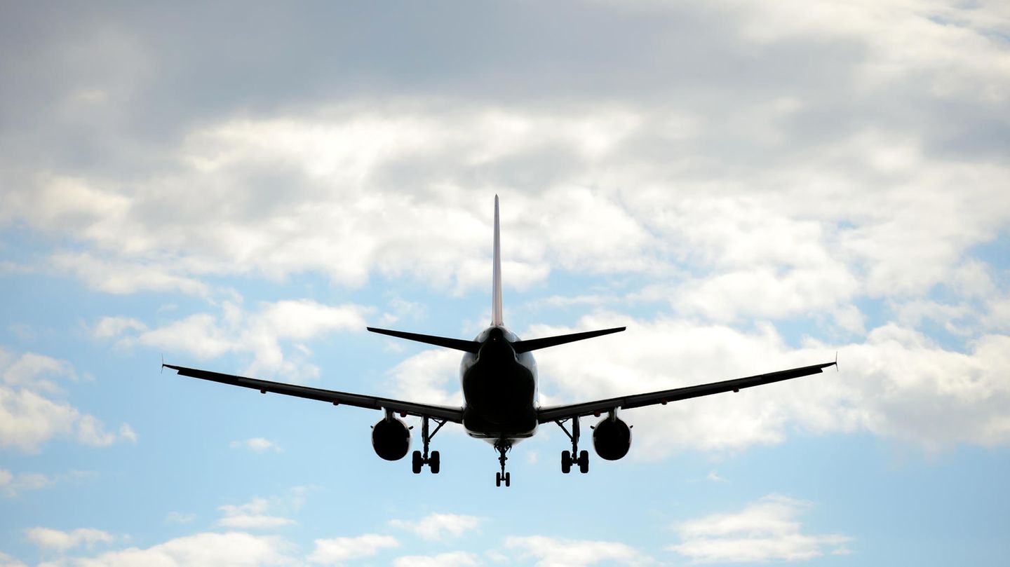 Ein Flugzeug im Landeanflug auf den Dresdner Airport