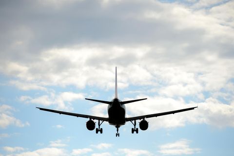 Ein Flugzeug im Landeanflug auf den Dresdner Airport