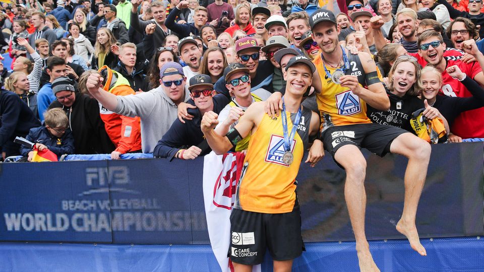 Beachvolleyball-Vizeweltemeister Julius Thole (l.) und Clemens Wickler Beachvolleyball-Vizeweltemeister Julius Thole (l.) und Clemens Wickler
