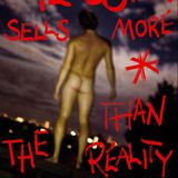 Ein nackter Mann blickt nachts auf eine Großstadt, er ist von hinten zu sehen