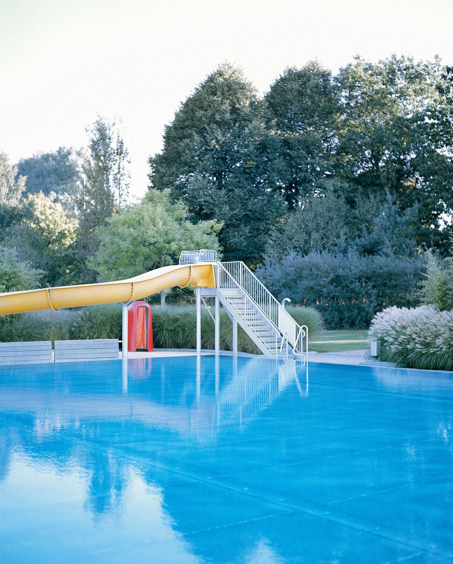Ein leeres Freibad mit Wasserrutsche